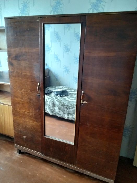 Шкаф дубовый с зеркалом   винтаж