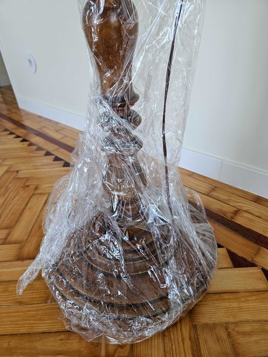 Candeeiro antigo com mesa redonda