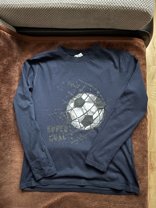 T-shirt chłopięcy z długim rękawem.