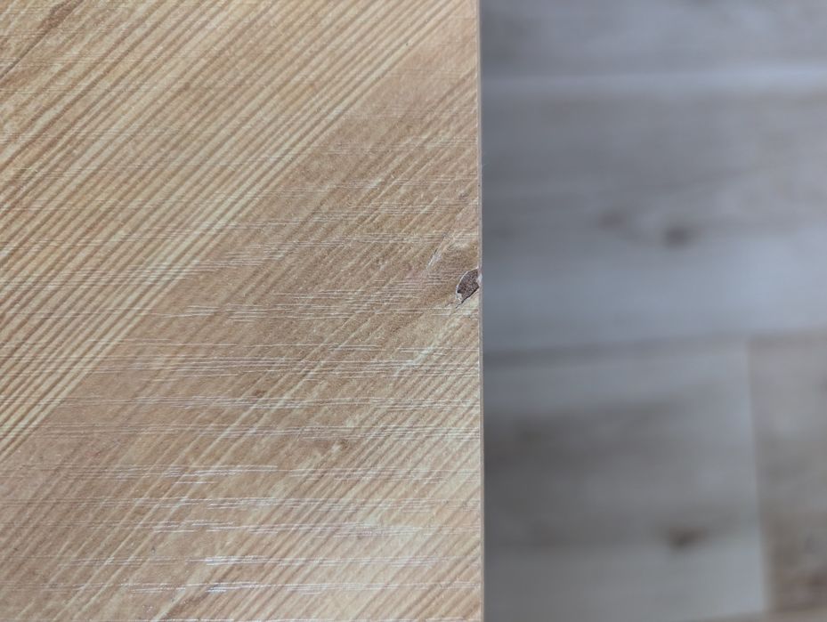 Duas pequenas mesas com pernas de metal