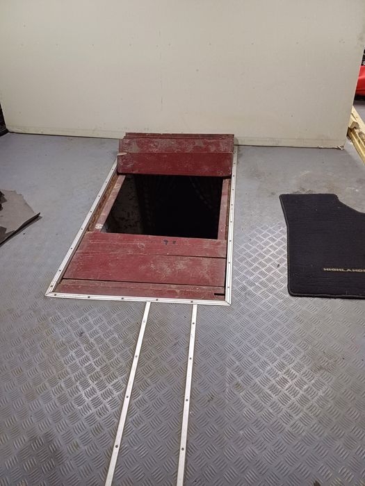 Гараж з підвалом