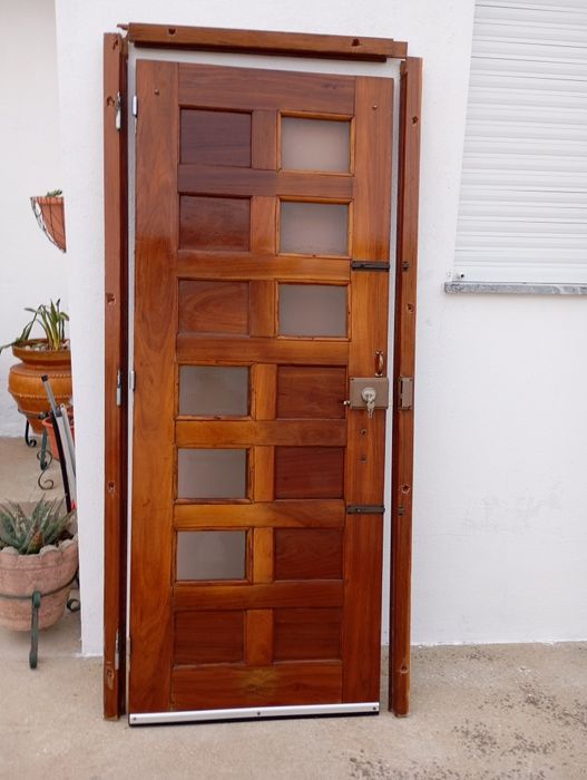 Porta de entrada em madeira maciça com aro bom estado