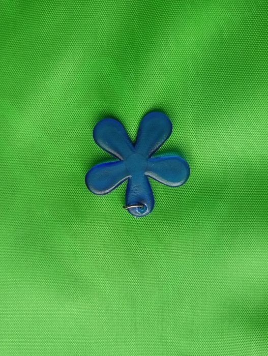 Niebieska zawieszka 'kwiat' do łańcuszka