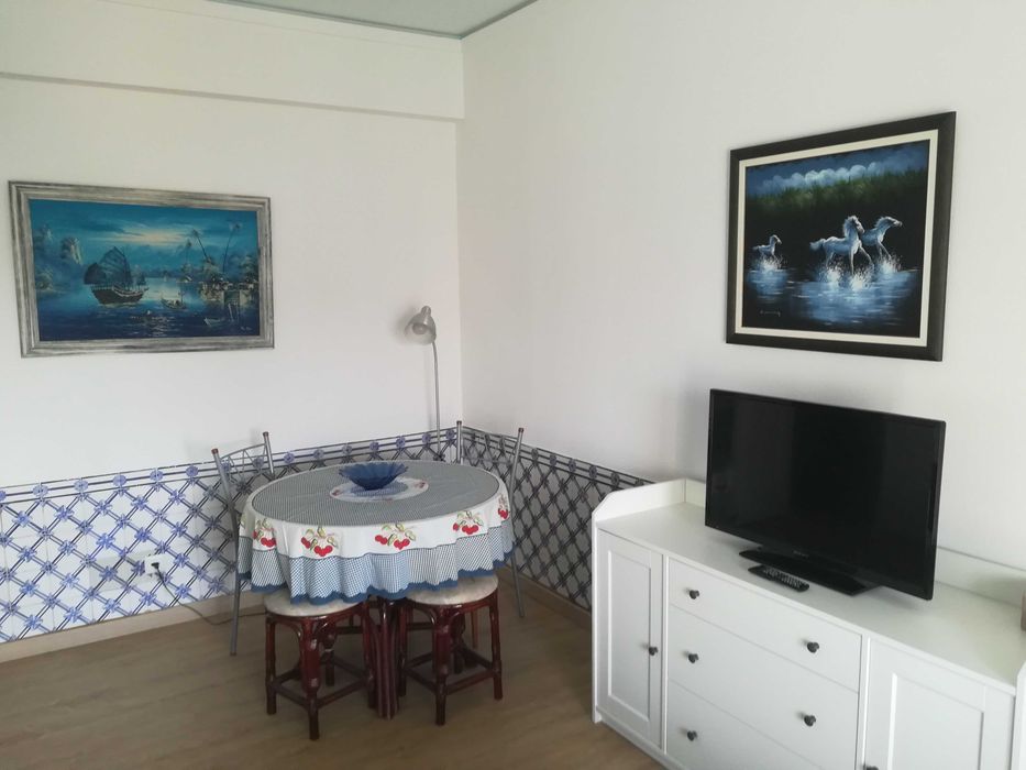 Quarto para arrendar - Rua dos Soeiros/Alto dos Moinhos