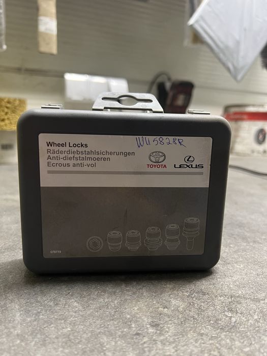 ZŁODZIEJKI OE Nakrętki zabezpieczające Toyota Lexus PW456/00013