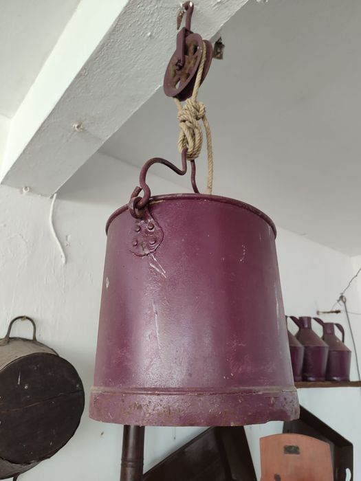 Reservatórios de água, azeite e uvas antigos