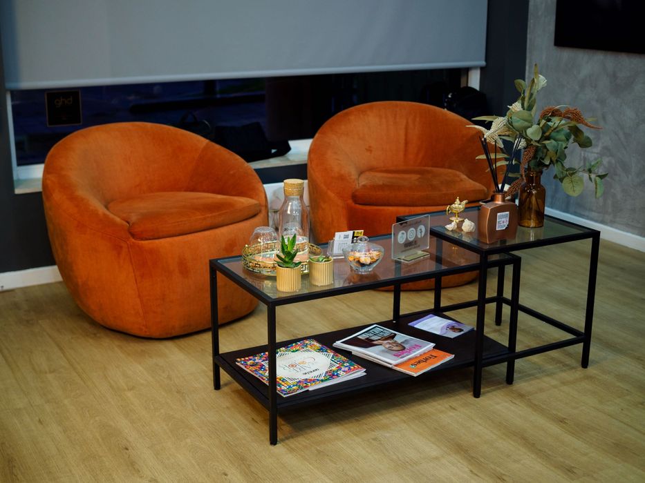 2 sofás individuais cor terracota