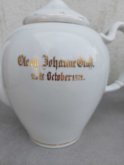 Dziewiętnastowieczny porcelanowy dzbanek z cukiernicą