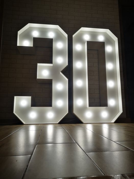 Cyfry 18 Stelaże Alkobar chrzciny wesele 45 urodziny 35 napisy Led