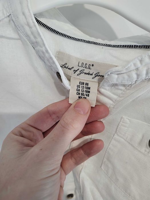 Biała koszula ze stójką