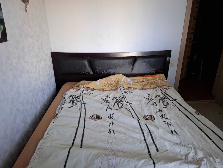 Мебель. Кухонный стол и кровать