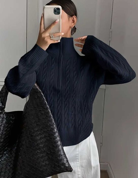 Granatowy sweter z kołnierzem r.M