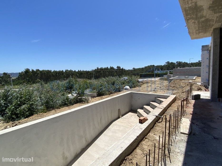 Moradia T2 com garagem e piscina junto à praia