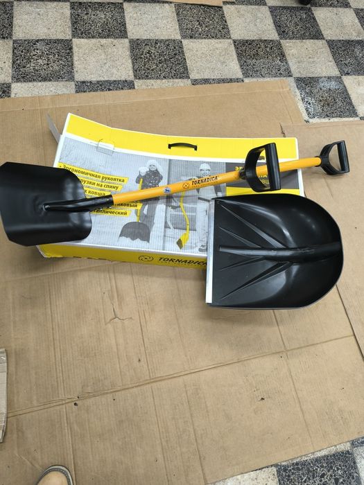 Pá ergonómica para neve, recolha de folhas e  para outros trabalhos.