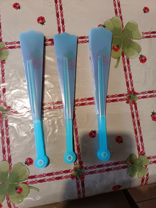 Conjunto de 3 leques novos, em plástico resistente e leves