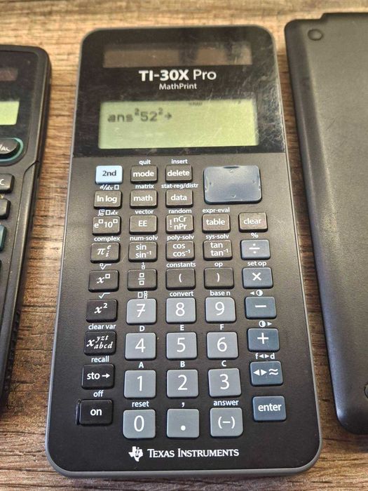 три калькулятора: Texas Instruments TI-30X Pro Mathprint Scientific & Texas Instruments TI-30 ECO RS