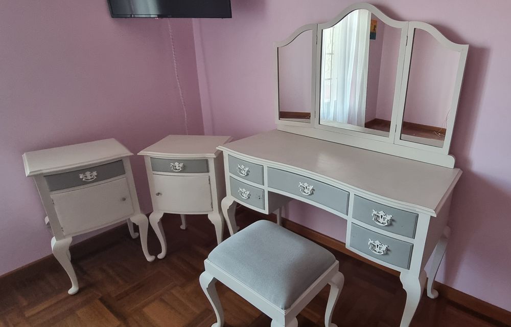 Tocador com banco e mesas cabeceira