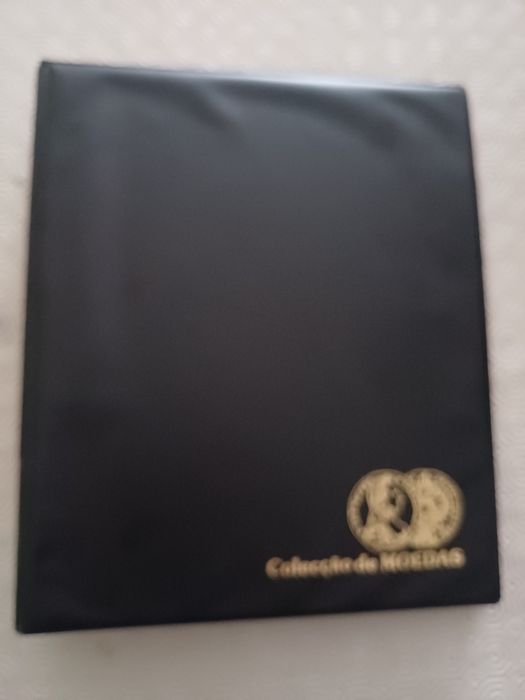 Capa A4 com 146 moedas