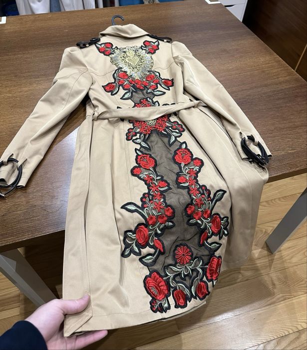 gabardina bege com bordado Sahoco