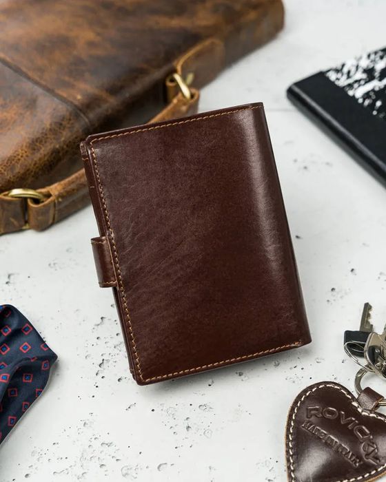 skórzany portfel męski brązowy pionowy z zapięciem