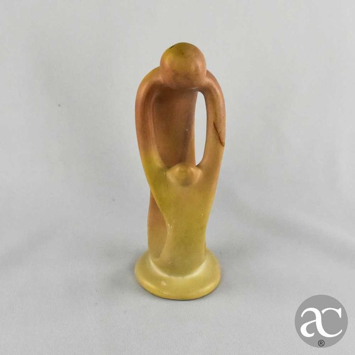 Figura de adulto inclinado sobre uma criança em pedra de sabão