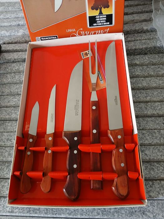 Conjunto de facas e outras peças para cozinha e churrasco