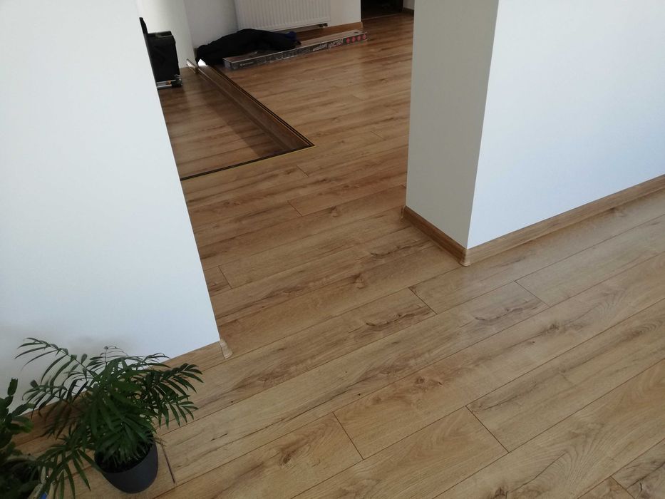 Montaż / układanie paneli podłogowych 20 zł.