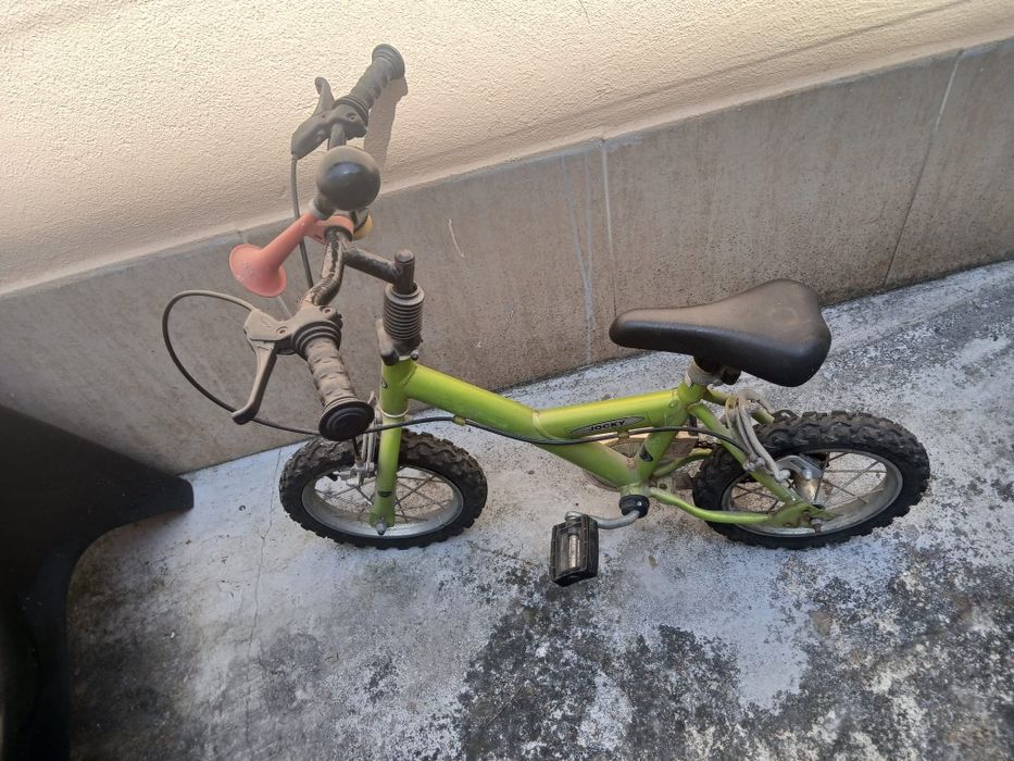 Bicicleta com pedais criança