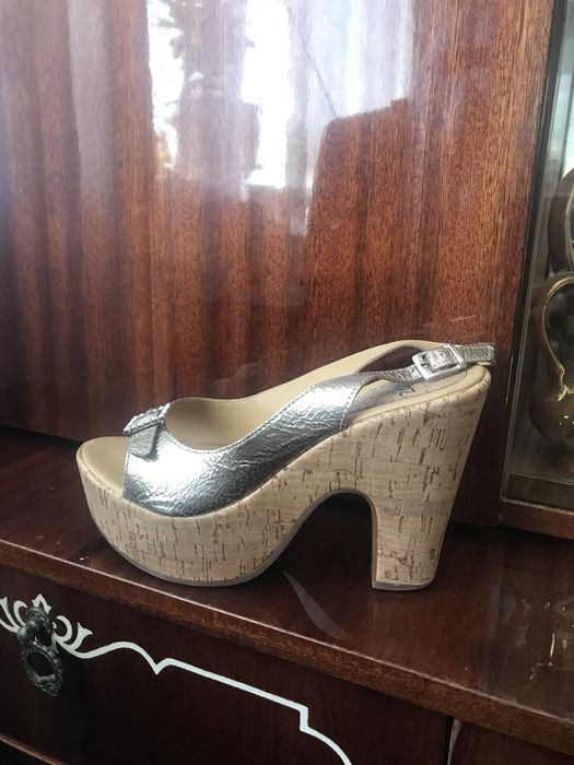 Продам босоножки