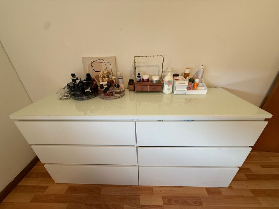 Cómoda branca com tampo de vidro