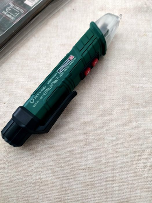 Detetor de tensão por contacto