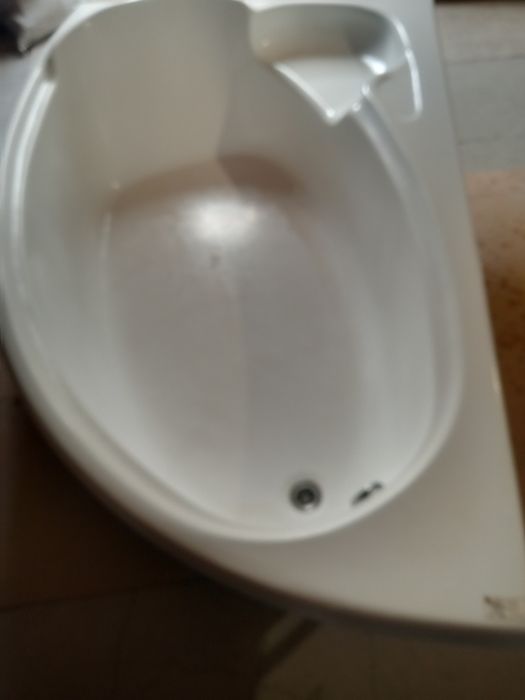 Ванна акриловая угловая.