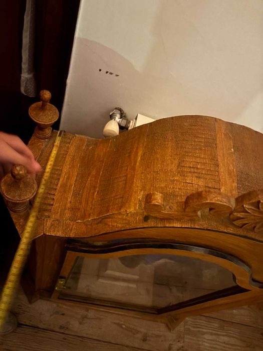 Oratório Religioso em Madeira com Crucifixo Central