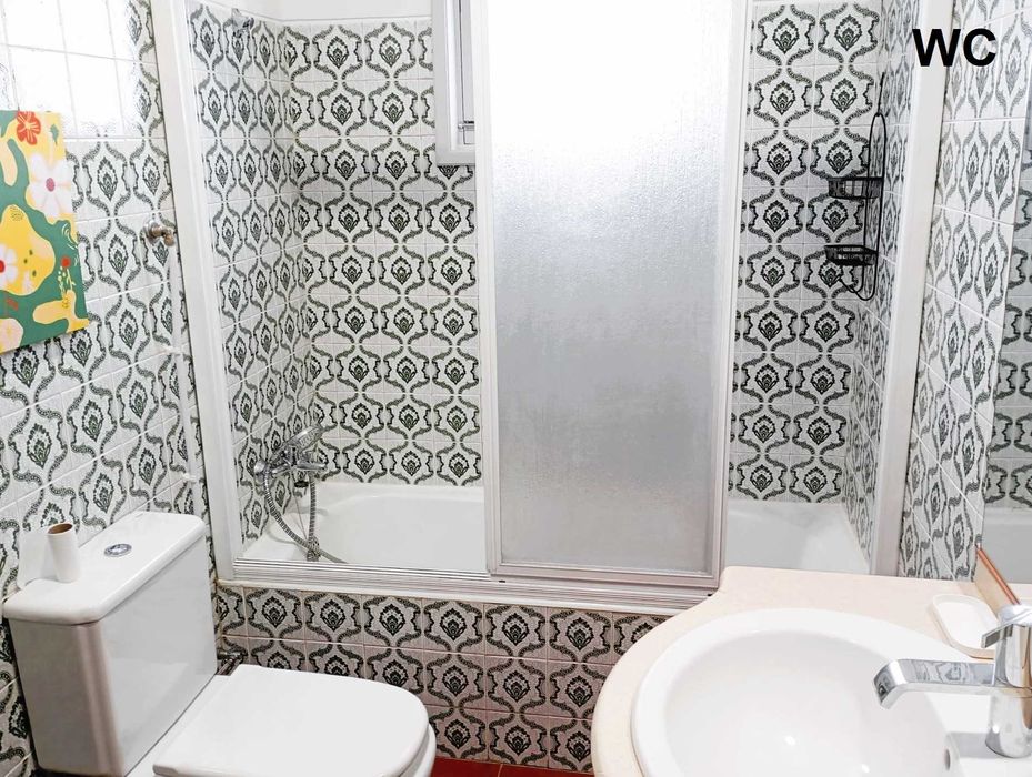 Quarto mobilado em moradia T3