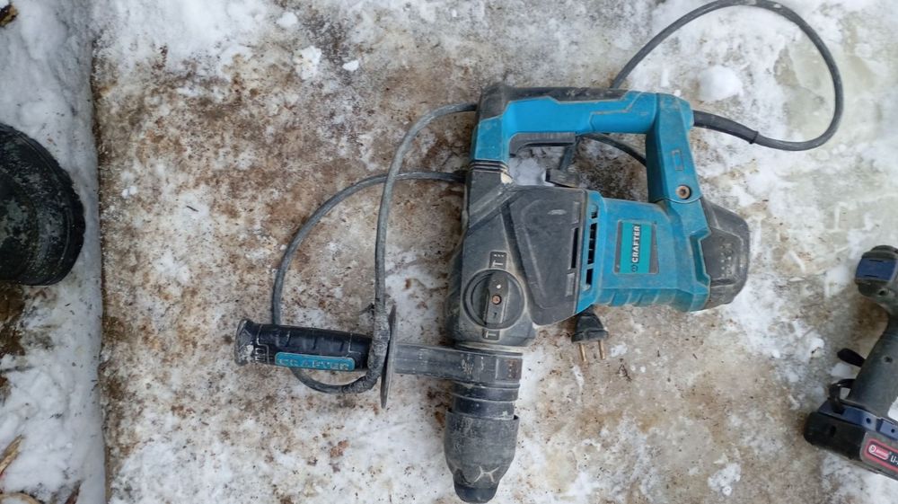 2 бензопіли . 3 перфоратори і шуруповерт