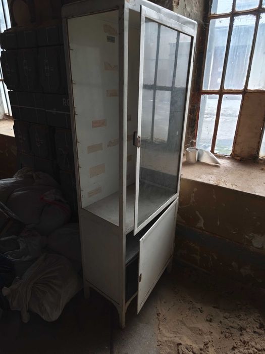 Stara metalowa biała witryna apteczna