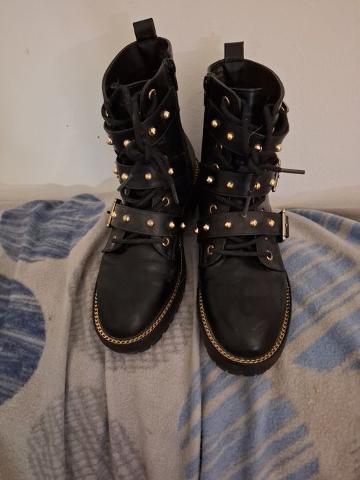 Botas pretas com fivelas cano até ao tornozelo da Primark