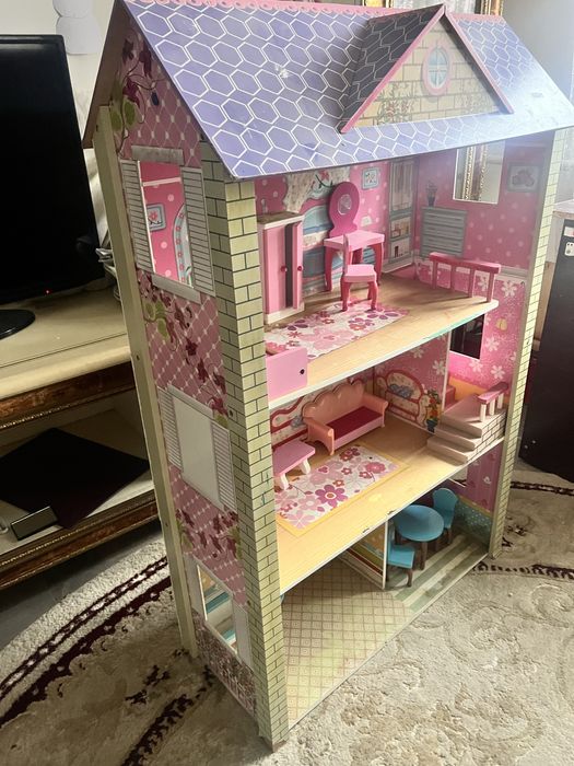 Кукольный деревянный домик с мебелью