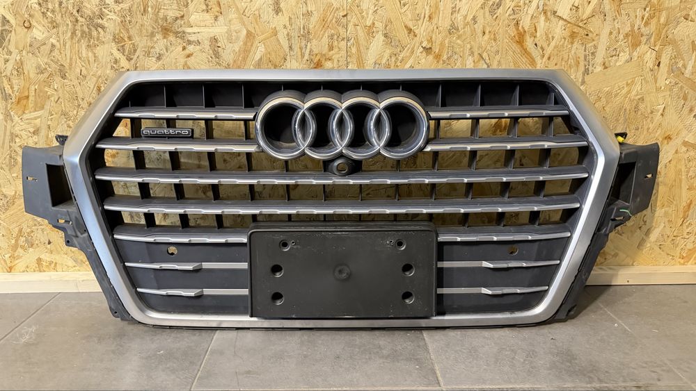 Решітка Б/У AUDI Q7 4M0 під камеру 360