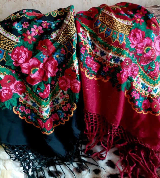 Чорна  шерстяна  хустка  з китицями . 130×130