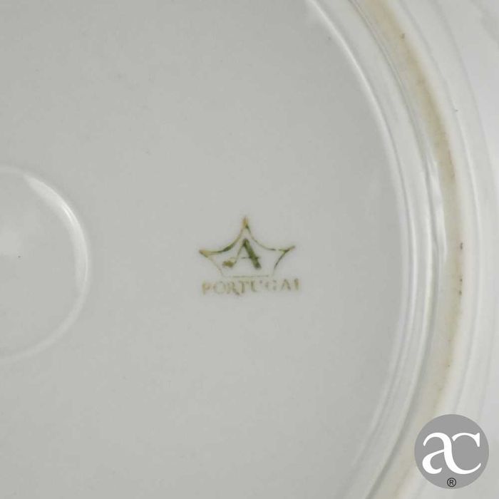 Prato fundo em porcelana Artibus, frisos dourados