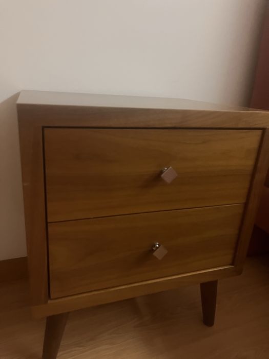 Mesa cabeceira. Em nogueira.