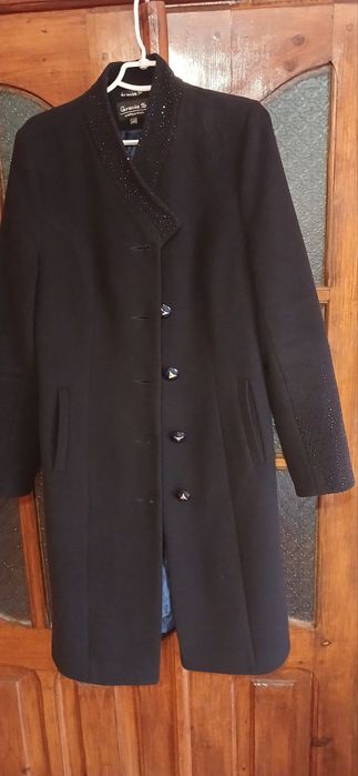 Пальто темно- синього кольору.