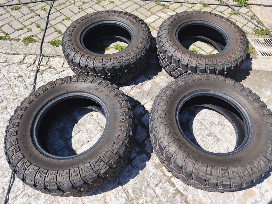 Vendo os 4 pneus 245-75 R16 tracMax X-Privilo M/T  com menos de 10.000km feitos