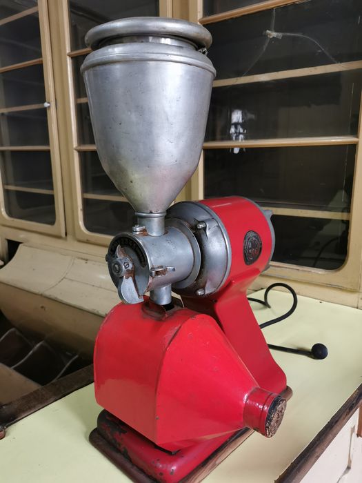 Moinho de café industrial eléctrico muito antigo a funcionar