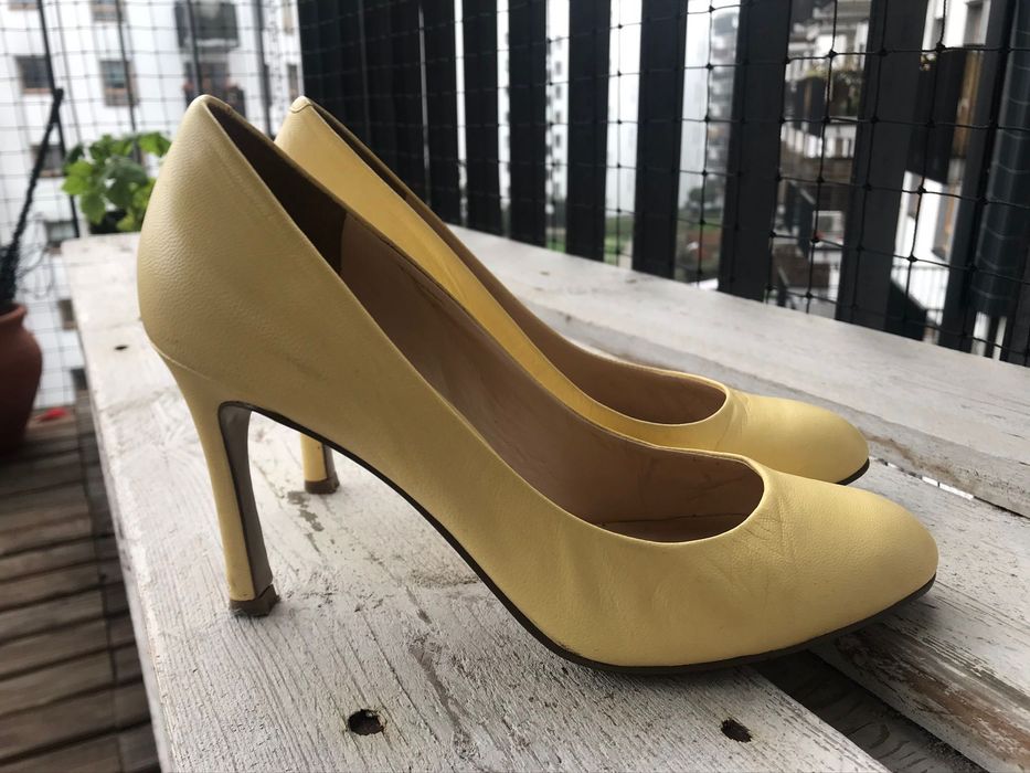 Buty żółte na obcasie