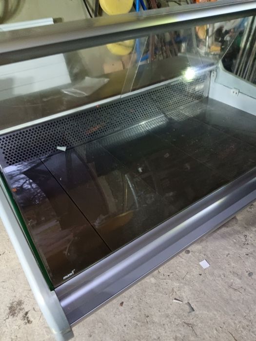 Lada chłodnicza sprawna.