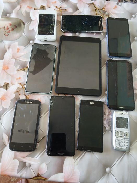 Телефони одним слотом,або мастеру на запчастини або під відновлення  переважно у всіх телефонах побиті єкрани,планшет цілий