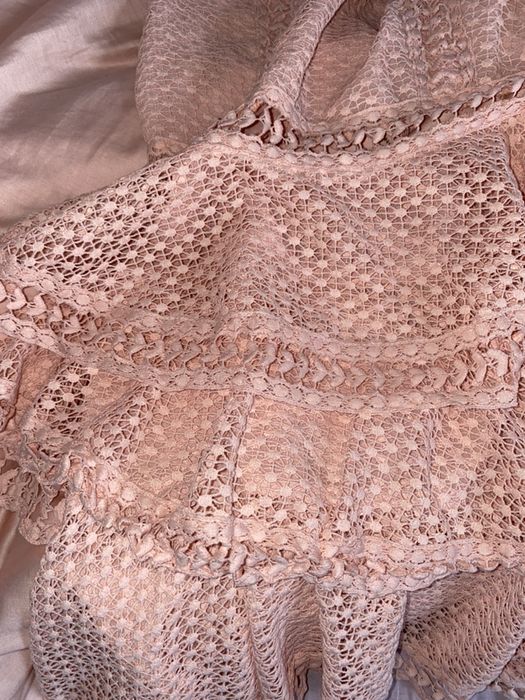 Ażurowa sukienka z falbanami