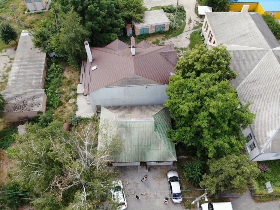 Двоповерхова комерційна будівля в центрі Шишак